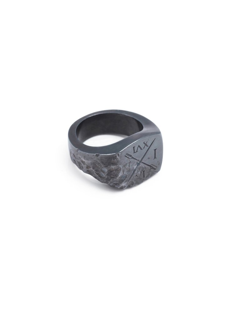 ivy noir signet